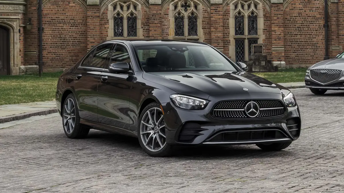 Black executive saloon – Thame taxis by Nav Taxis