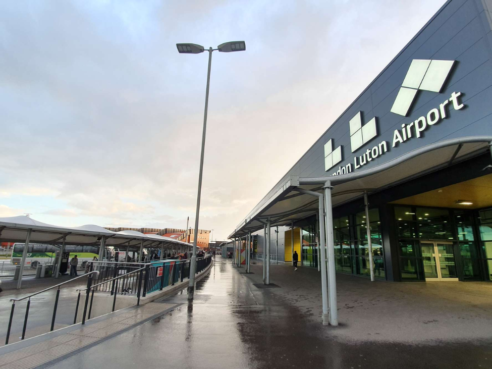 Reliable airport transfers in Louton with professional drivers